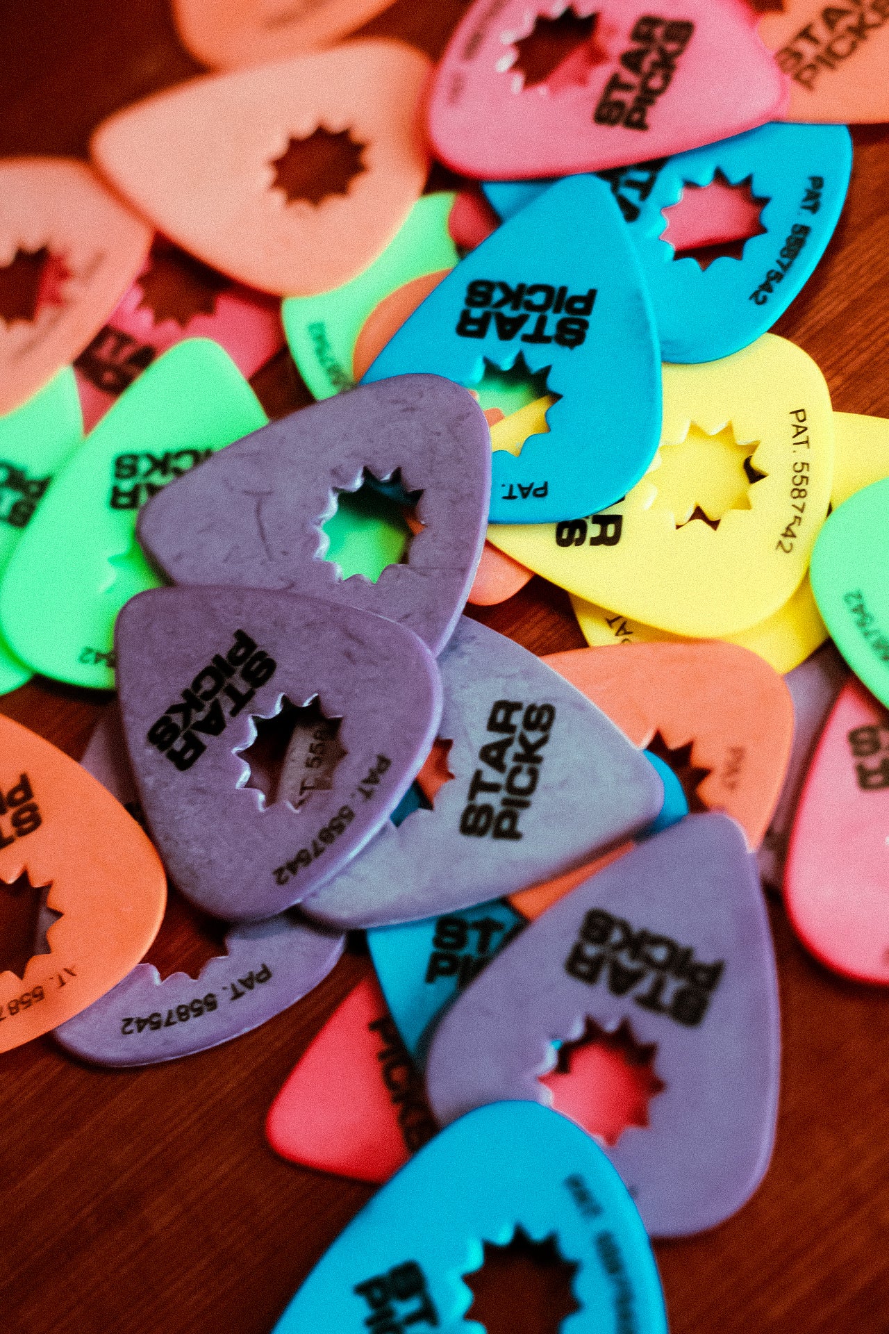スター 虹 ゴールデンヒーラー ビッグハート✧ Classic Delrin Star Picks - Cleartone Strings